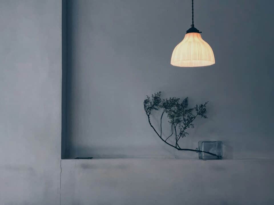 découvrez notre sélection de lampes design pour illuminer votre intérieur avec style. trouvez la lampe parfaite qui complétera votre décoration et apportera une ambiance chaleureuse à votre espace.